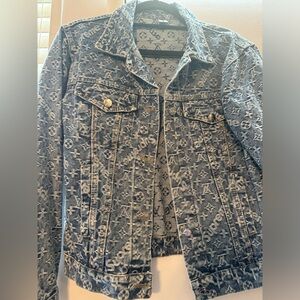 Brand new Jean jacket fashion never worn size medium